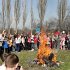 Otoczone ciasnym kręgiem przez uczestników rajdu